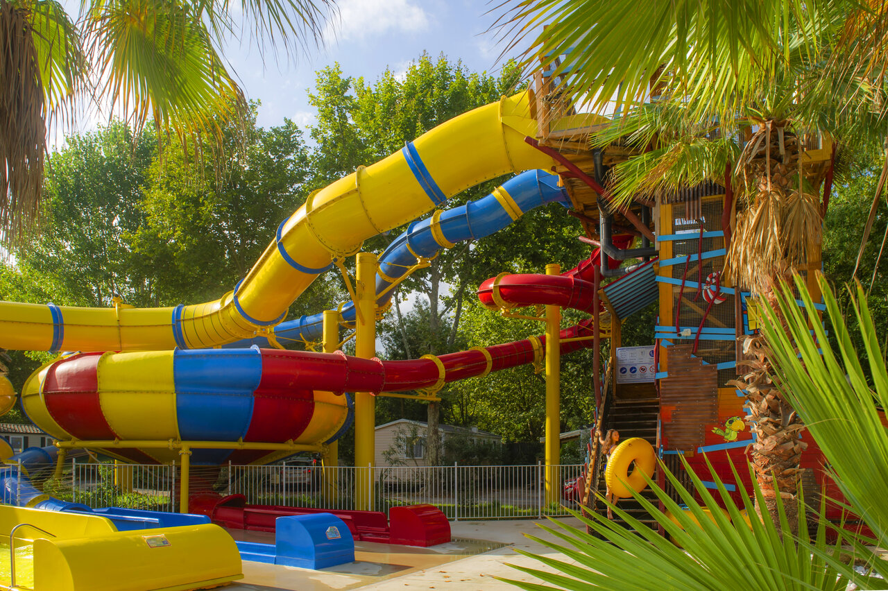 Parc aquatique avec toboggans color�s au camping CAPFUN Paris Roussillon � ARGELES SUR MER.