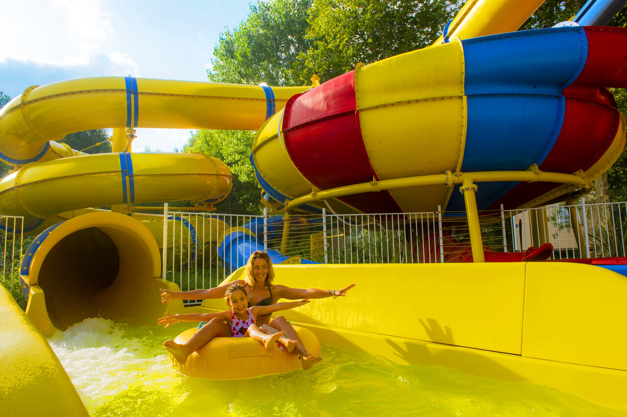 Toboggan aquatique g�ant et piscine au camping CAPFUN Paris Roussillon � ARGELES SUR MER (66).