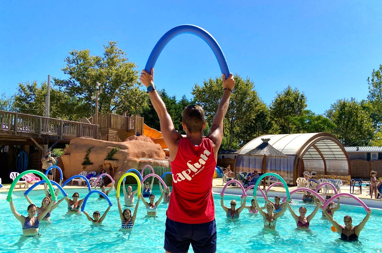 Animation aquagym en piscine ext�rieure au camping CAPFUN Paris Roussillon � ARGELES SUR MER.