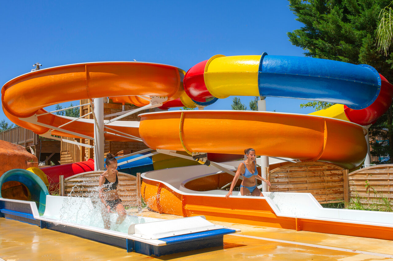 Toboggans aquatiques et piscine au camping CAPFUN Paris Roussillon � ARGELES SUR MER (66).
