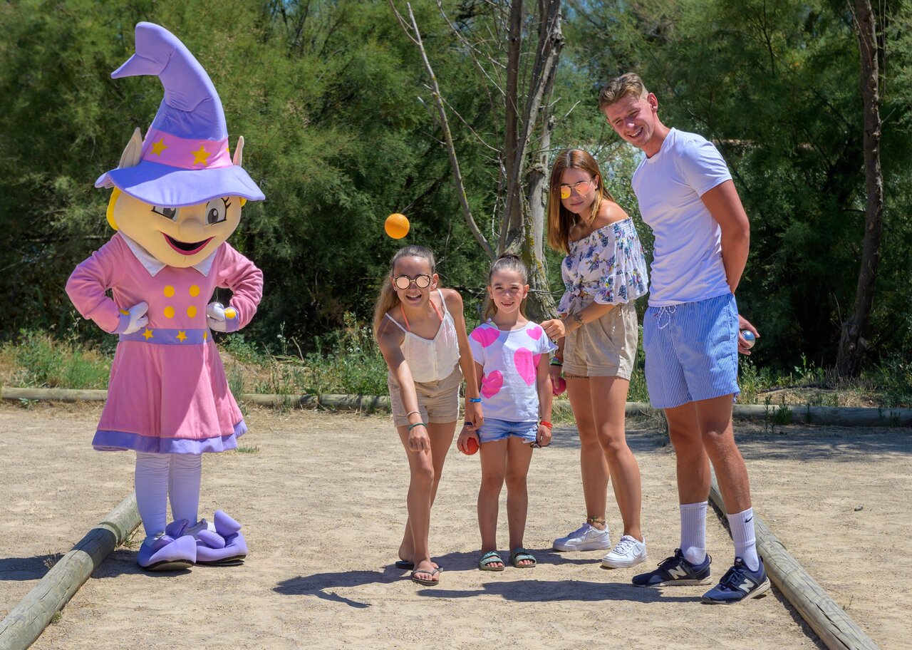 Mascotte et famille jouant � la p�tanque au camping CAPFUN Paris Roussillon, ARGELES SUR MER.