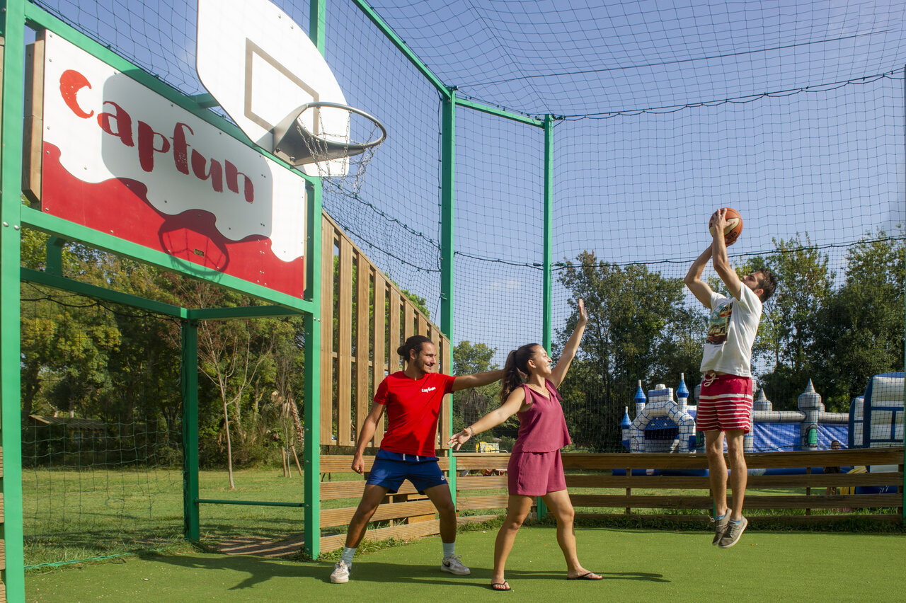 Joueurs de basket sur terrain multisport Capfun � ARGELES SUR MER (66).