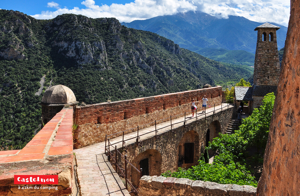 Village m�di�val de Castelnou, lieu historique � visiter pr�s d'Argel�s-sur-Mer.