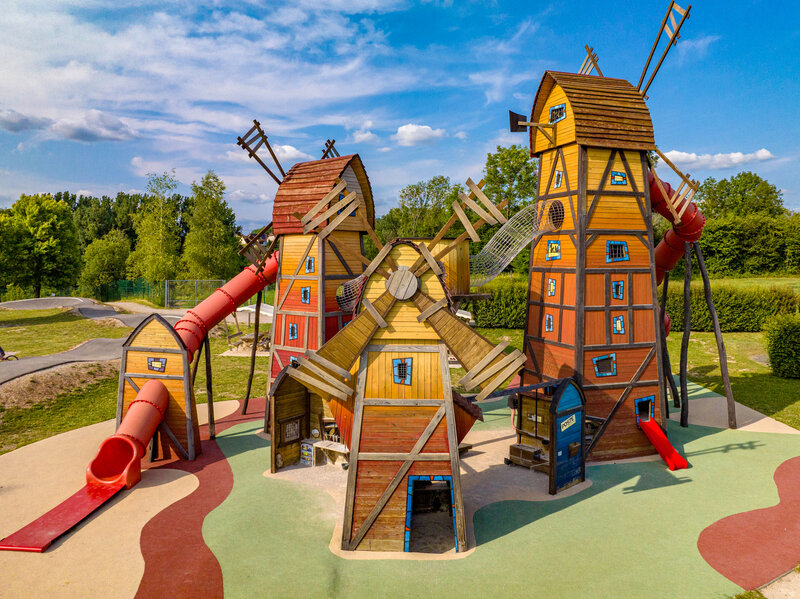 Jeu Carabouille - Aire de jeux g�ante moulins, toboggans, filets, au camping CAPFUN Pergola � Marigny (39).