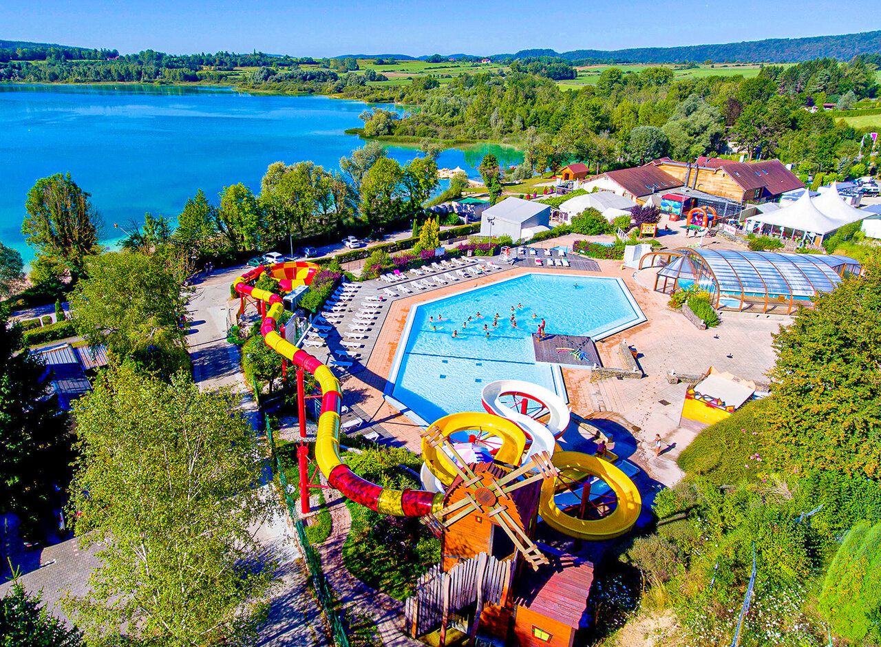 Vue a�rienne du parc aquatique, toboggans et lac au camping CAPFUN Pergola � Marigny (39).