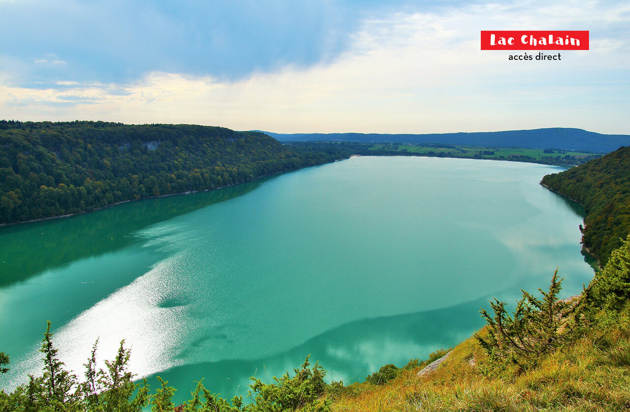 Magnifique Lac Chalain, joyau naturel du Jura, � d�couvrir pr�s de Marigny.