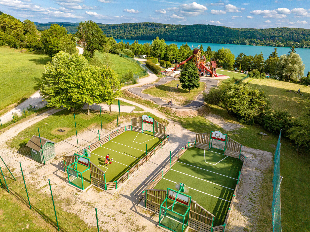 Terrains multisports, aire de jeux et pumptrack au camping CAPFUN Pergola � Marigny (39).