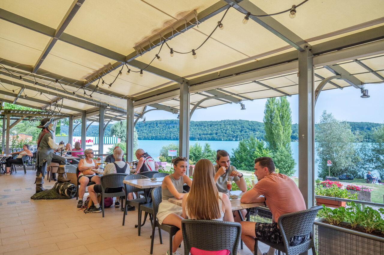 Restaurant ext�rieur avec vue panoramique sur le lac au camping CAPFUN Pergola � Marigny (39).