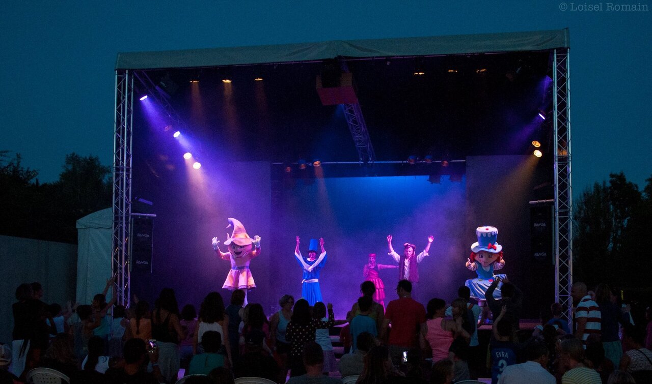 Spectacle nocturne avec mascottes et danseurs sur sc�ne au camping CAPFUN Pergola � Marigny (39).
