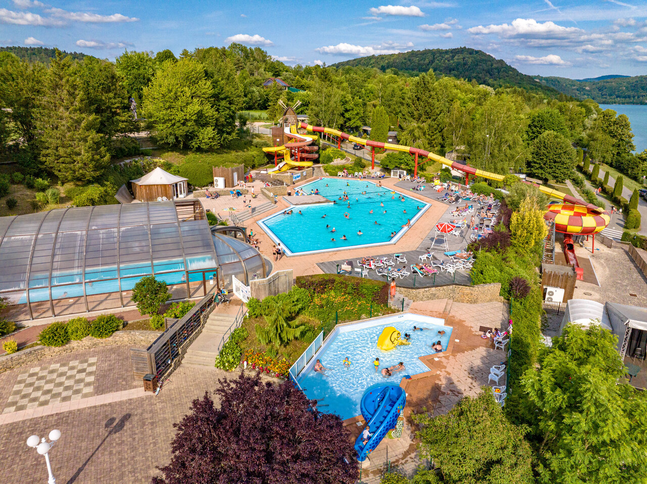 Parc aquatique avec piscines et toboggans g�ants au camping CAPFUN Pergola � Marigny (39).