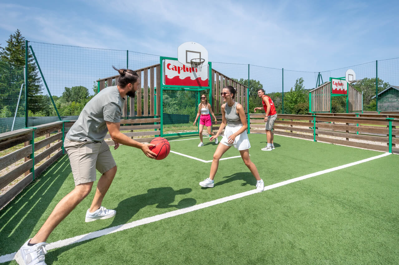 Terrain de basketball avec joueurs, activit� sportive au camping CAPFUN Pergola � Marigny (39).