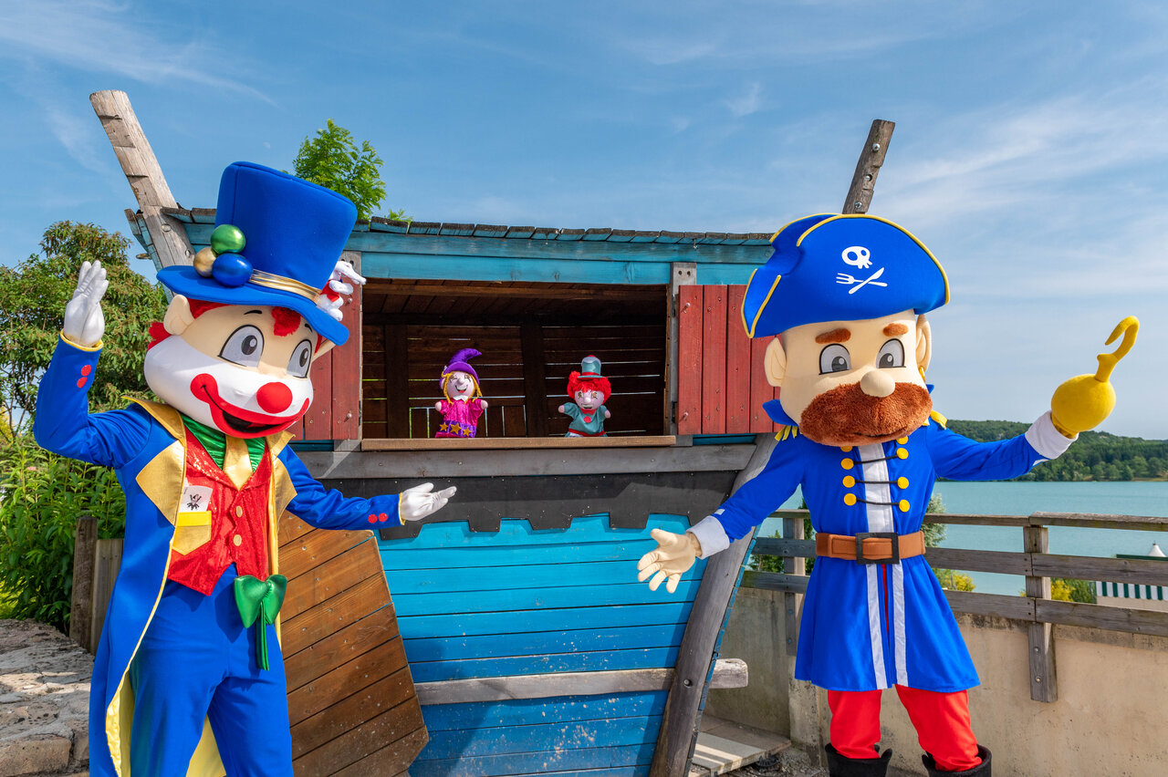 Mascottes Capfun et spectacle de marionnettes au camping CAPFUN Pergola � Marigny (39).