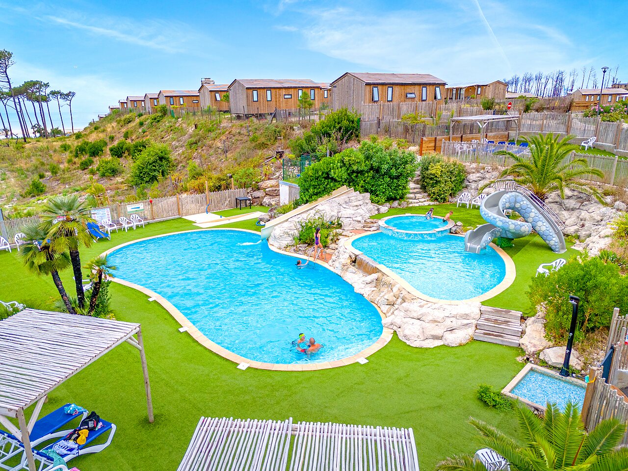 Piscine ext�rieure, toboggans et jacuzzis au camping CLICOCHIC Petit Nice � PYLA SUR MER.