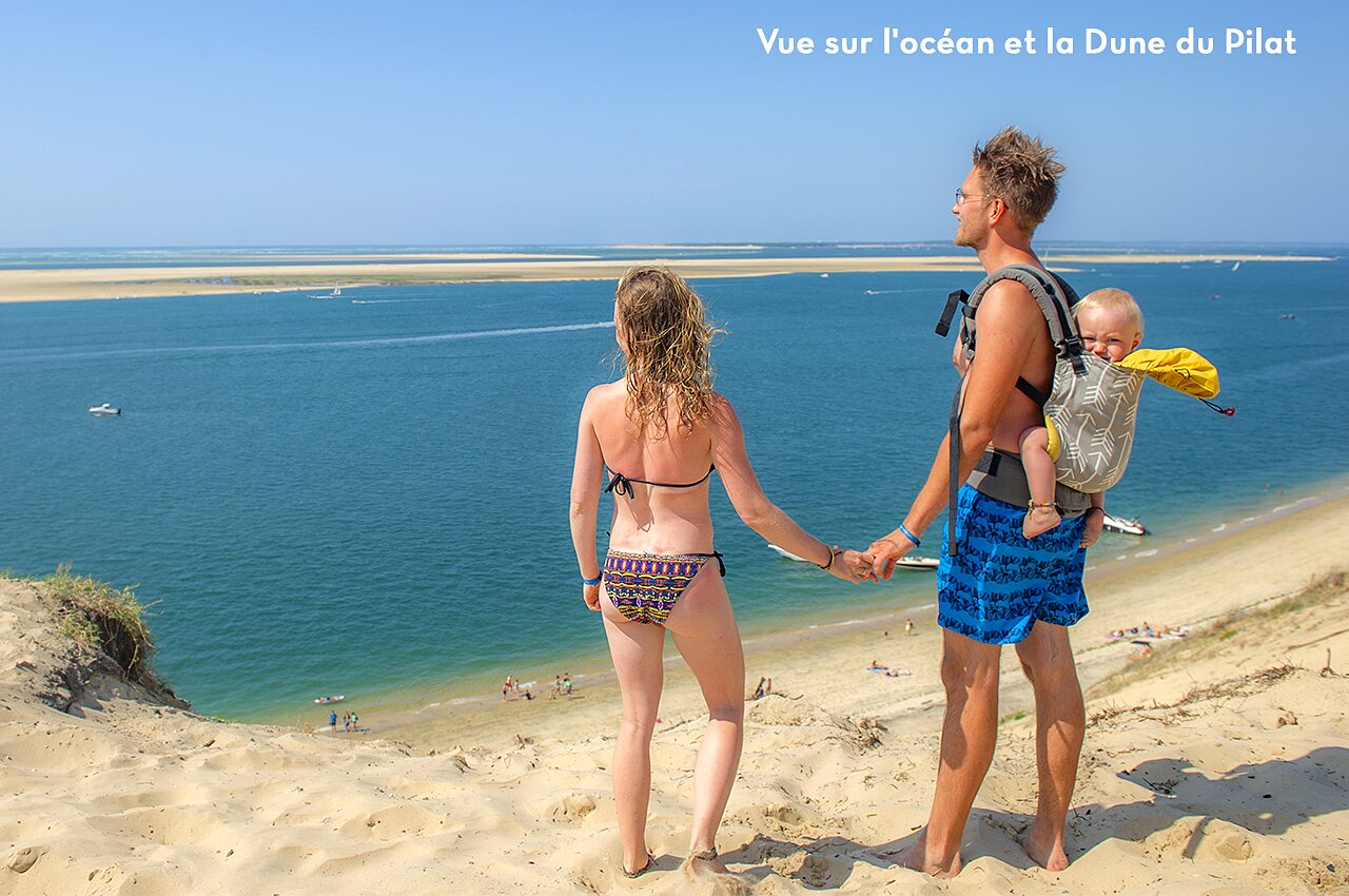 Couple et b�b� admirant la vue sur le Bassin d'Arcachon depuis la Dune du Pilat, lieu � visiter pr�s du camping.