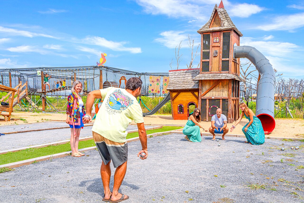 P�tanque et aire de jeux au camping CLICOCHIC Petit Nice � PYLA SUR MER (33).