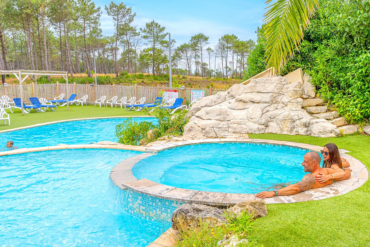 Piscine ext�rieure avec jacuzzi et transats au camping CLICOCHIC Petit Nice � PYLA SUR MER (33).