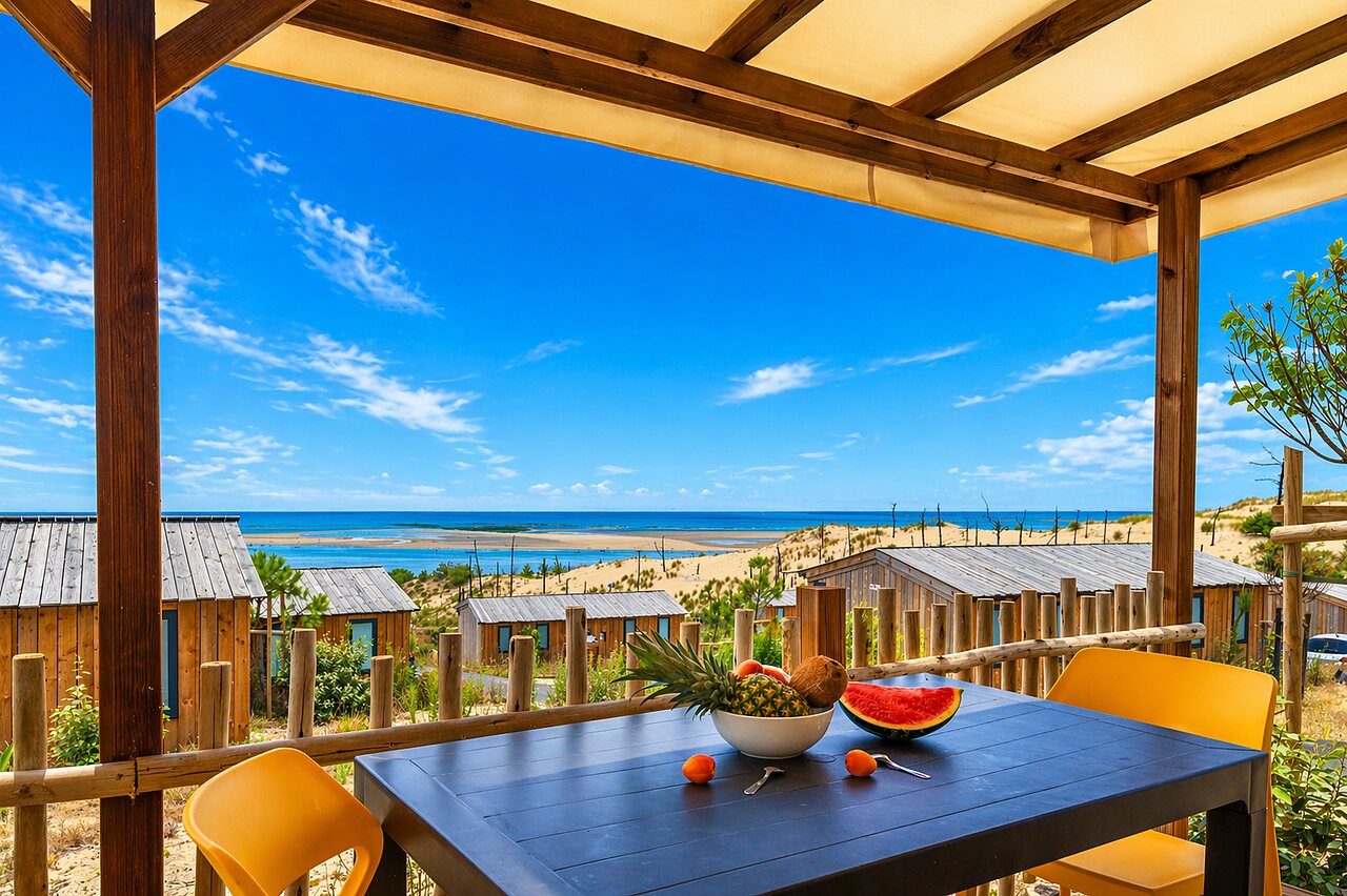 Mobil-home avec terrasse, vue mer et dunes, au camping CLICOCHIC Petit Nice � PYLA SUR MER (33).