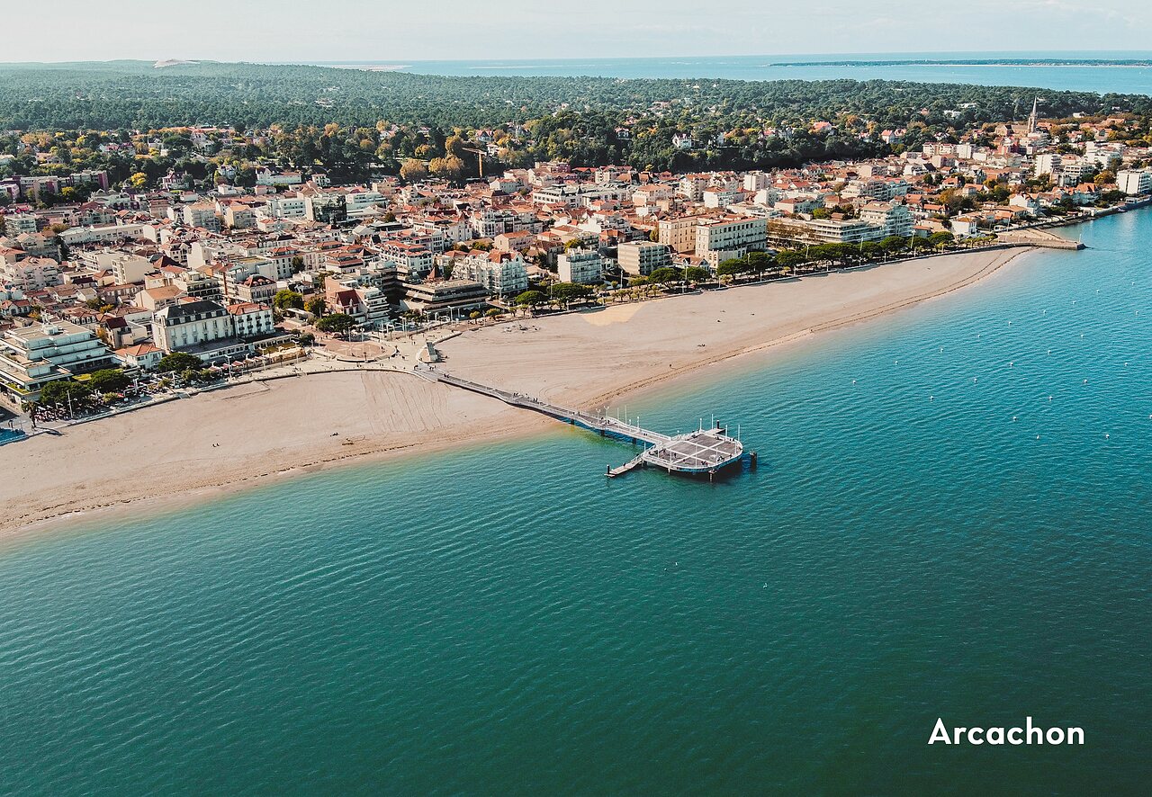 Vue a�rienne d'Arcachon, sa plage, son front de mer et la jet�e Thiers.