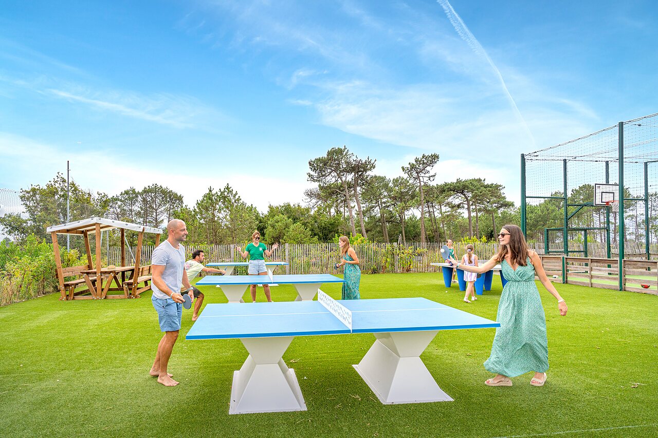 Partie de tennis de table au camping CLICOCHIC Petit Nice � PYLA SUR MER.