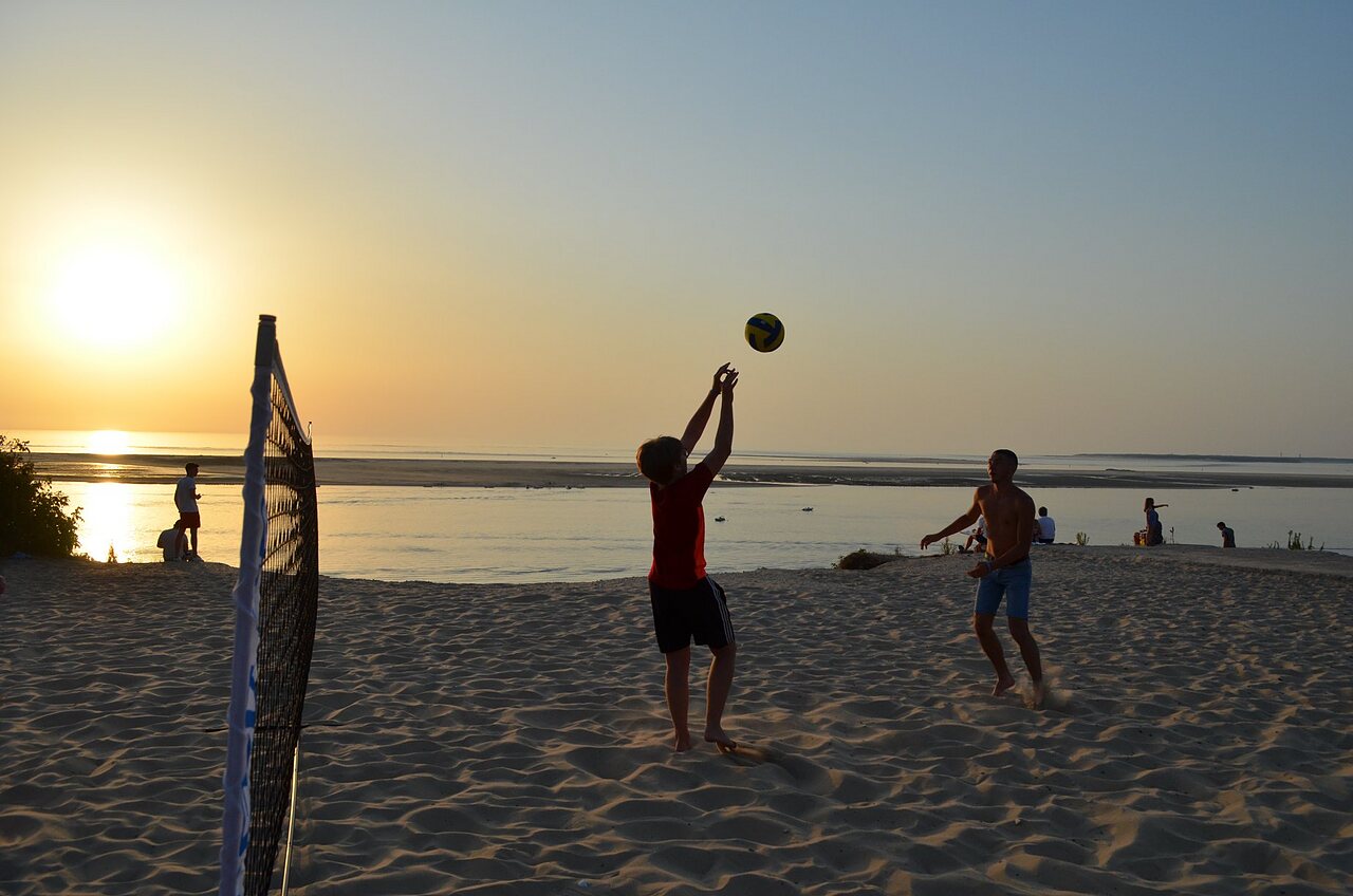 Beach-volley sur la plage au camping CLICOCHIC Petit Nice, Pyla sur Mer.