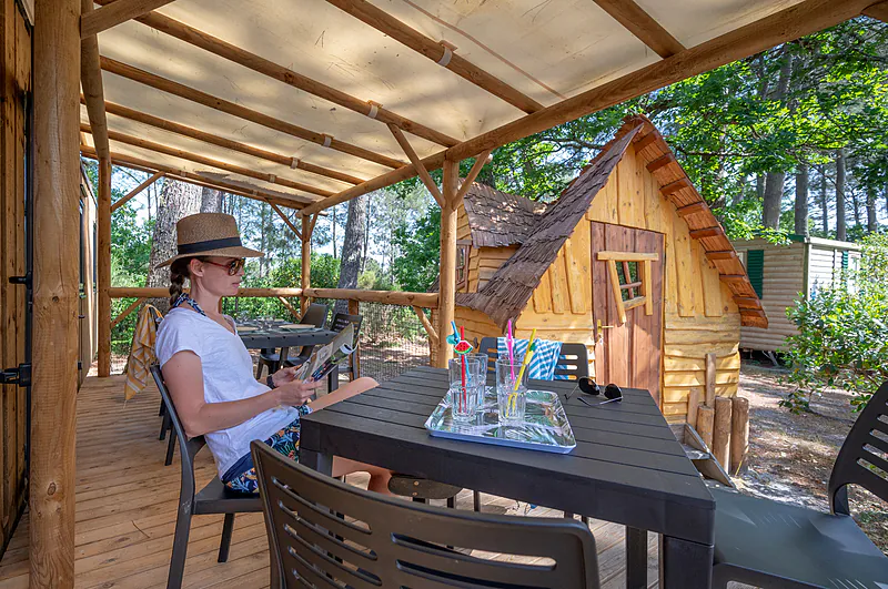 Terrasse Mobil-home, femme, cabane enfants au camping CAPFUN Pin�da � CAZAUX (33).