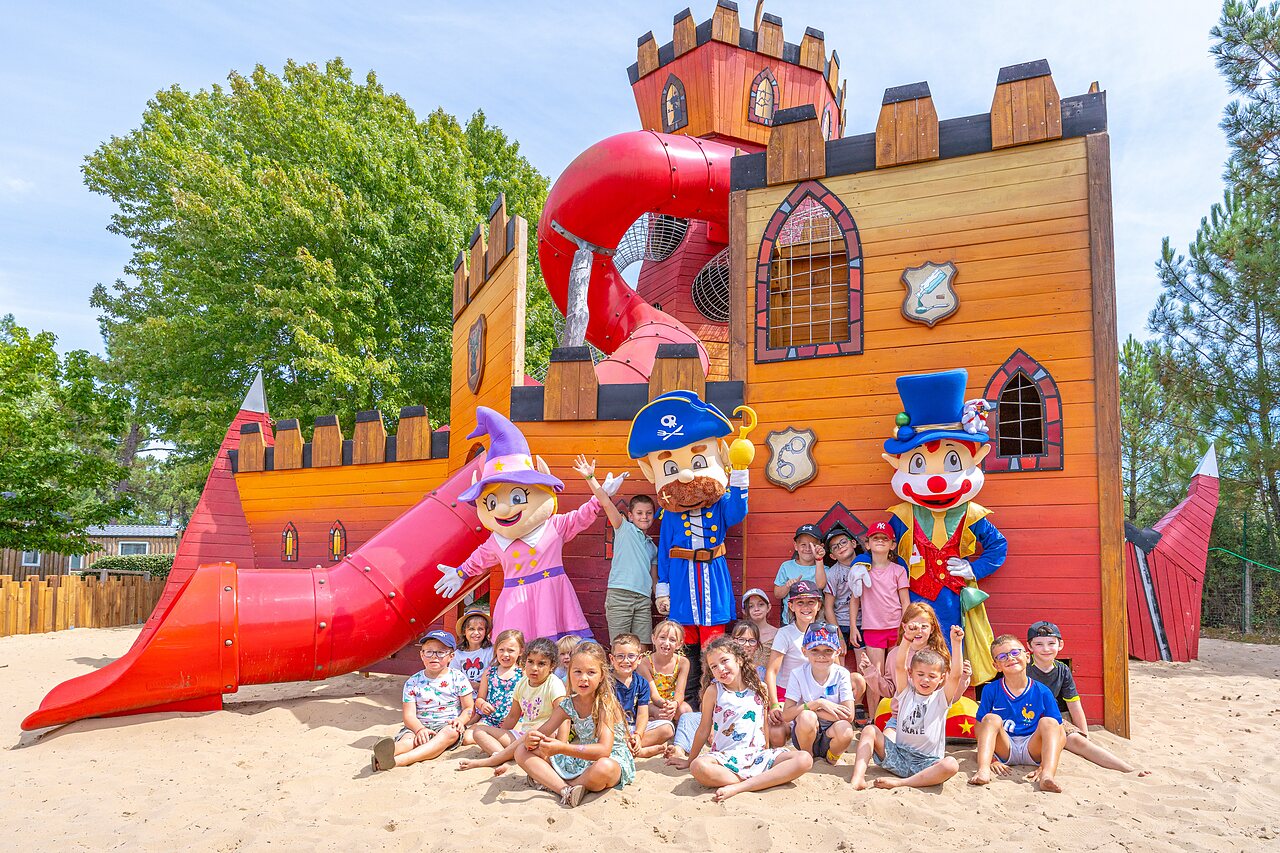 Ch�teau de jeux, enfants et mascottes au camping CAPFUN Pin�da � CAZAUX (33).