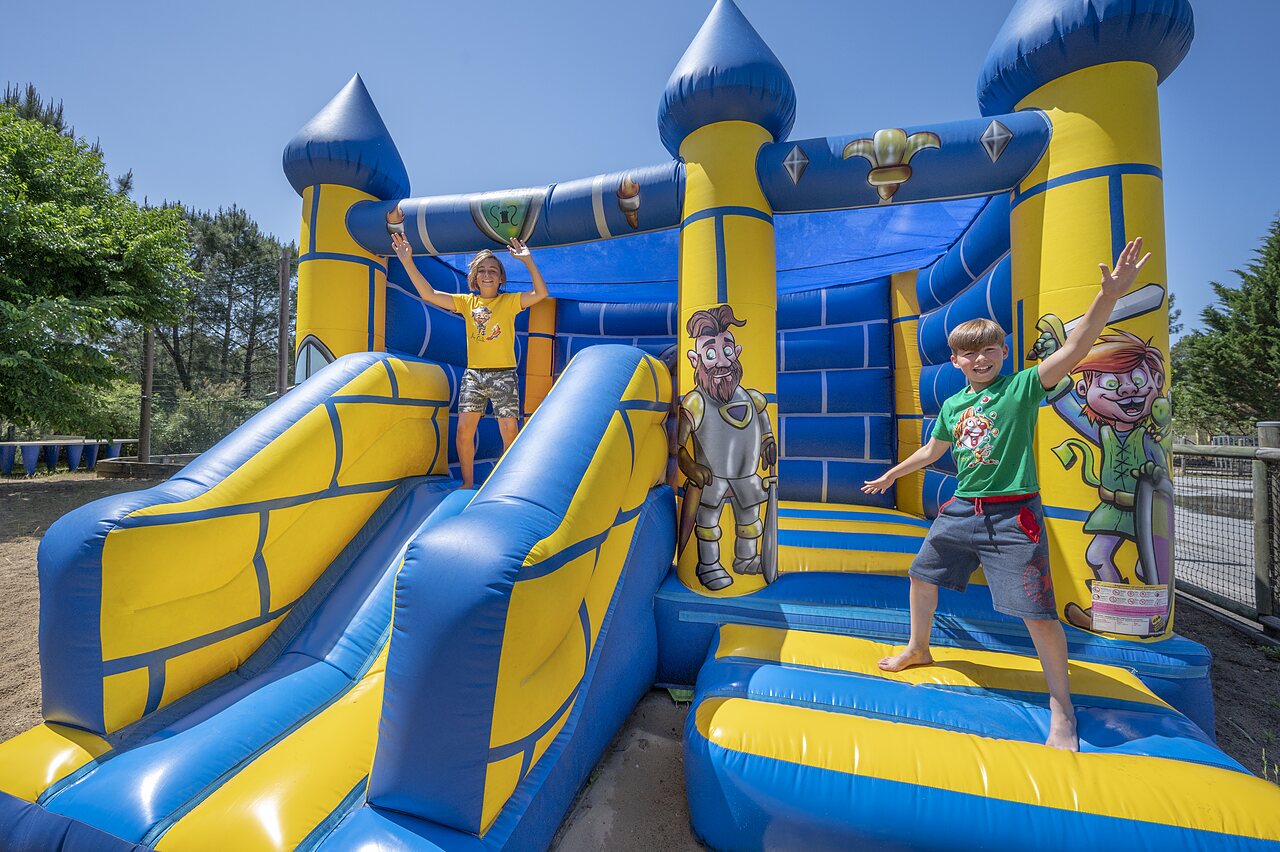 Ch�teau gonflable avec toboggans et enfants au camping CAPFUN Pin�da � CAZAUX (33).