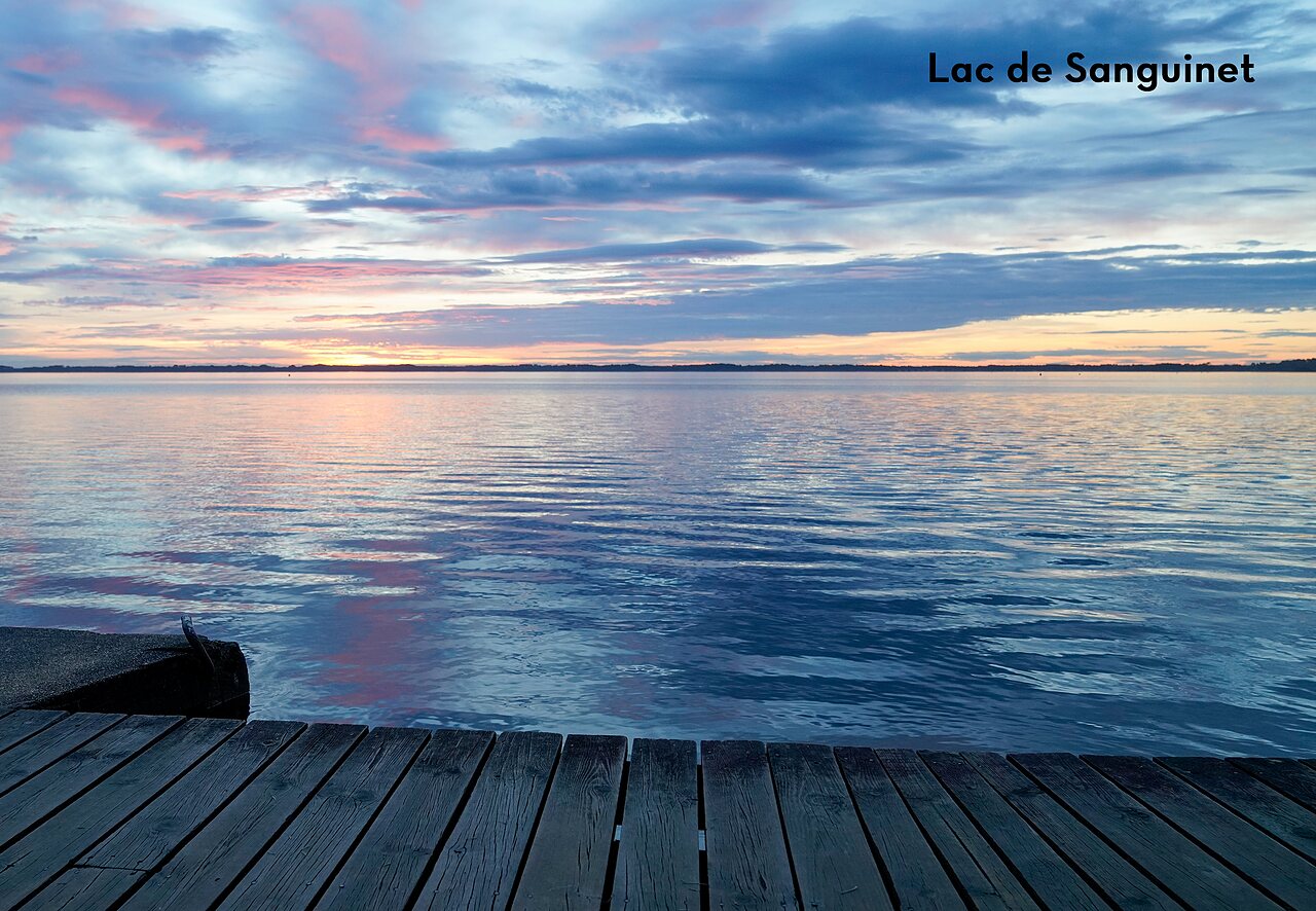 Lac de Sanguinet au coucher de soleil, lieu � visiter pr�s de Cazaux.