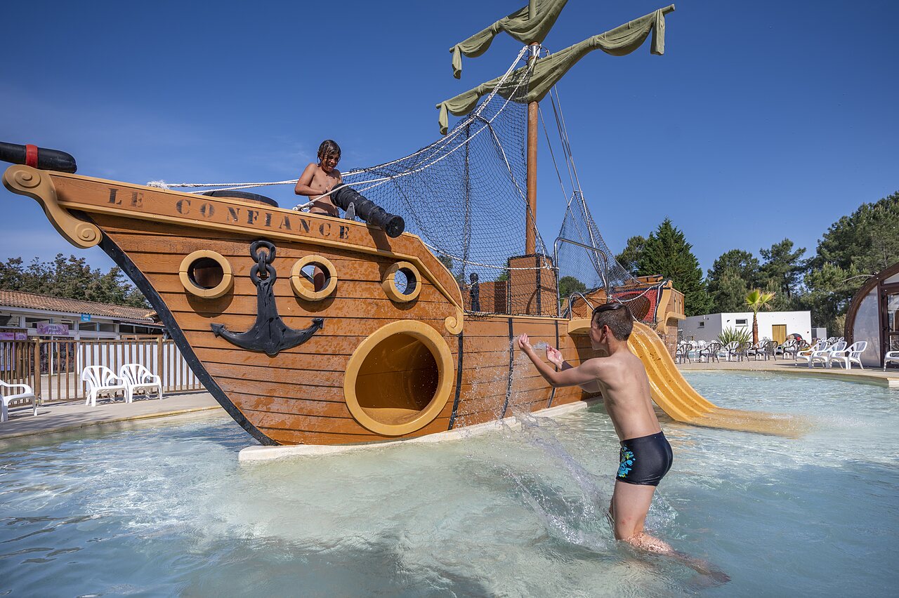 Bateau pirate et toboggan aquatique pour enfants au camping CAPFUN Pin�da � CAZAUX (33).