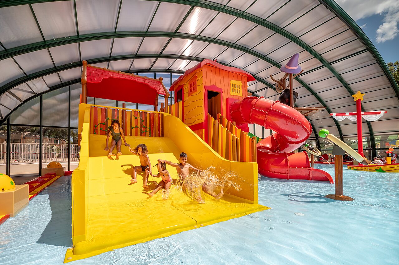 Toboggans aquatiques et jeux d'eau pour enfants dans la piscine couverte au camping CAPFUN Pin�des du Luberon � PERTUIS (84).