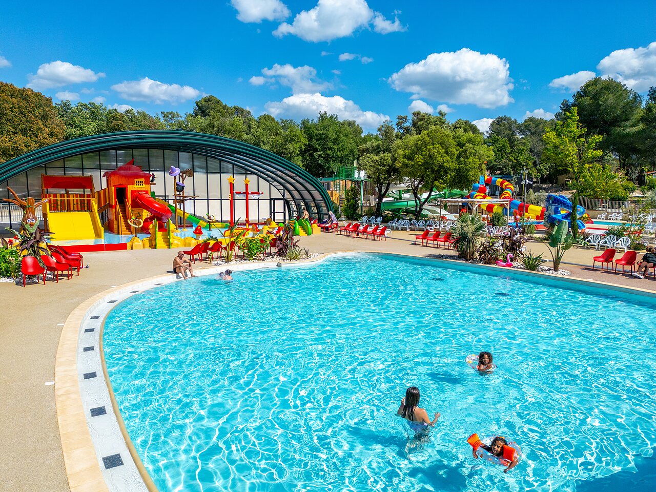 Piscine ext�rieure, toboggans et jeux aquatiques au camping CAPFUN Pin�des du Luberon.