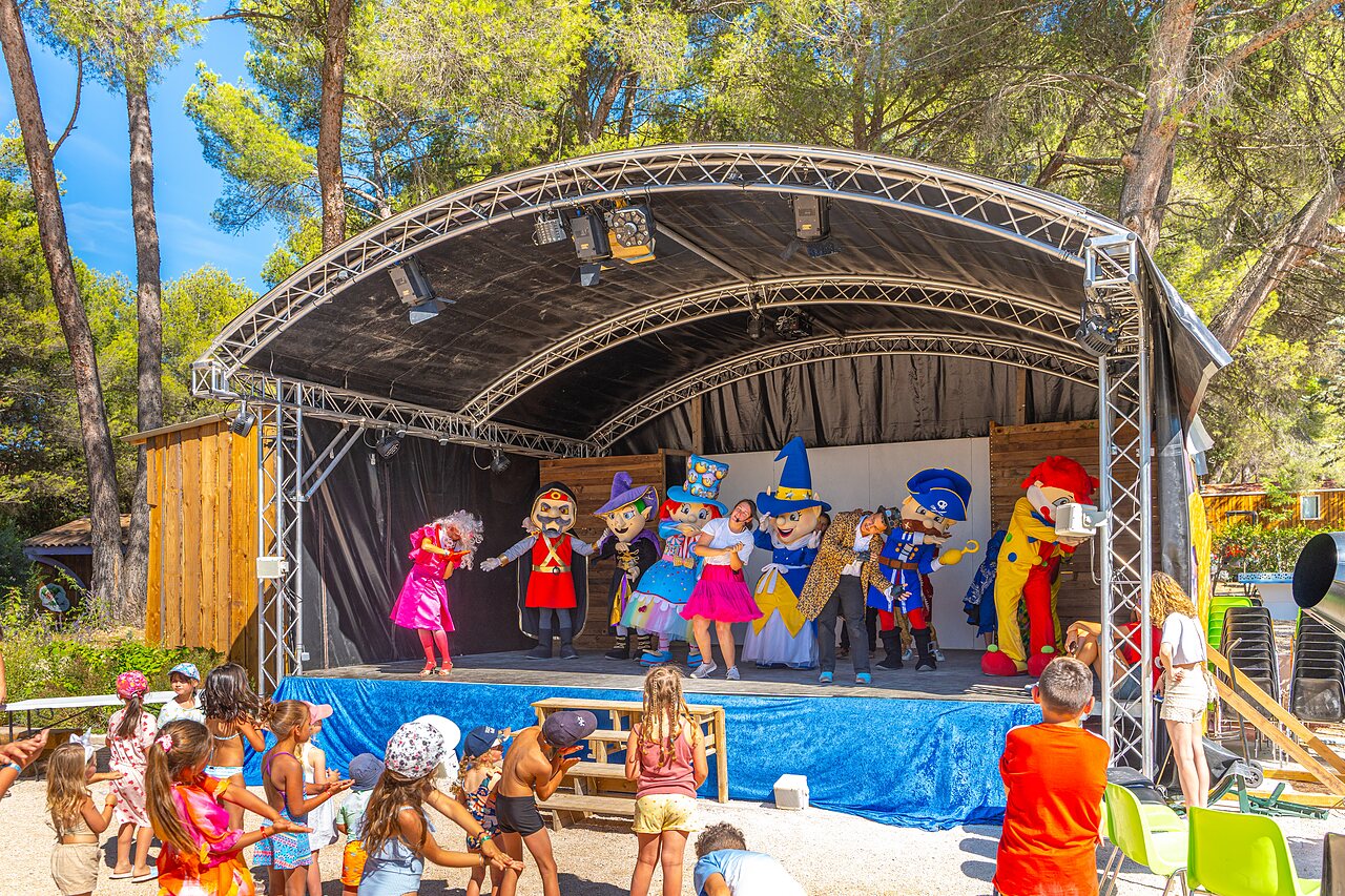 Animation enfants, mascottes sur sc�ne au camping CAPFUN Pin�des du Luberon � PERTUIS.