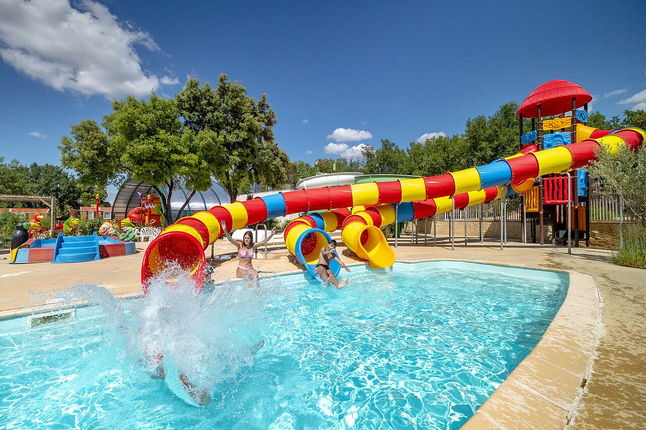 Toboggan aquatique g�ant et piscine ext�rieure au CAPFUN Pin�des du Luberon � PERTUIS (84).