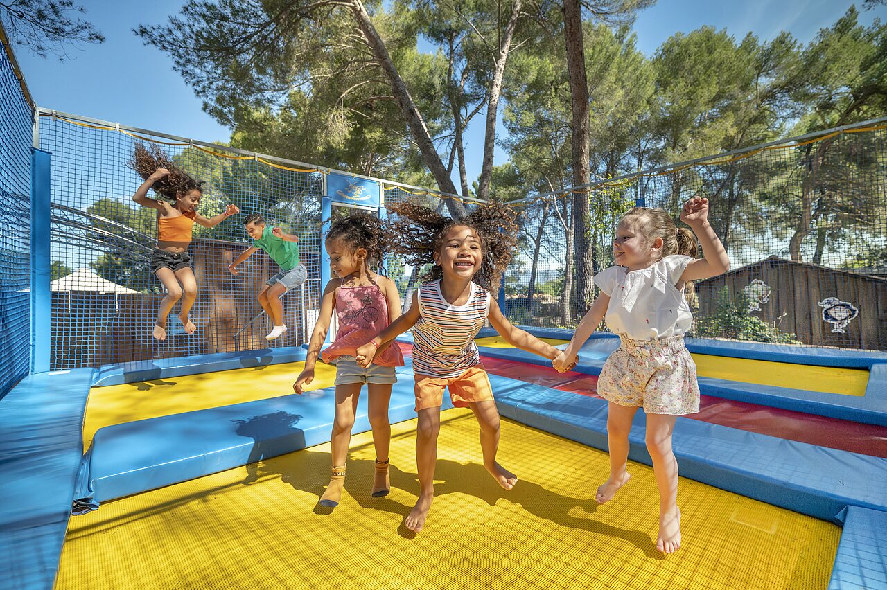 Enfants s'amusant sur les trampolines s�curis�s au camping CAPFUN Pin�des du Luberon � PERTUIS.