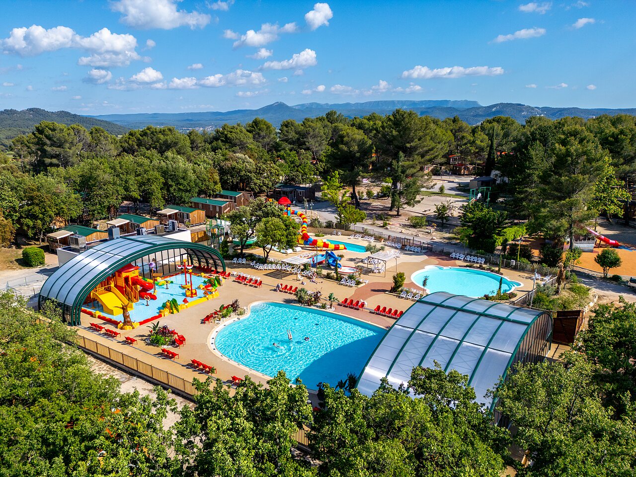 Parc aquatique, piscines, toboggans et jeux au camping CAPFUN Pin�des du Luberon � PERTUIS (84).