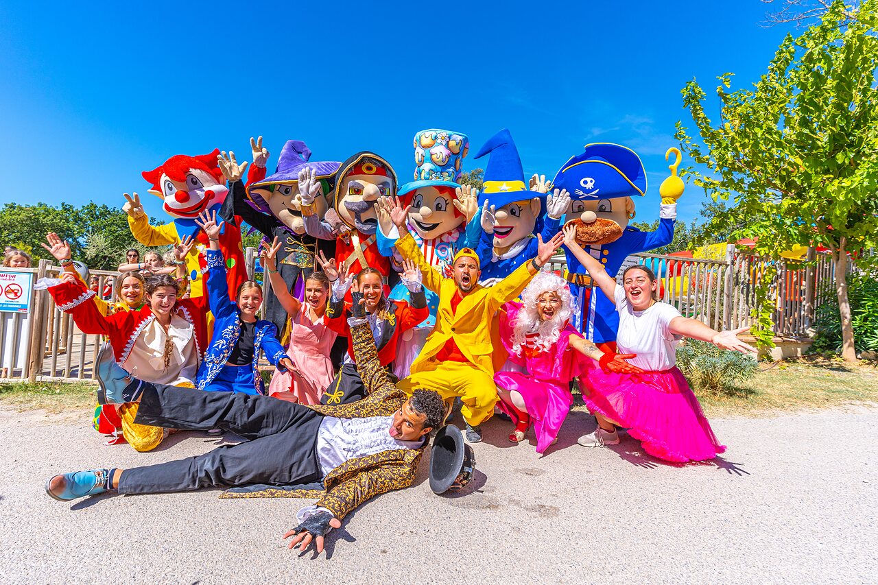Mascottes et animateurs souriants en costumes color�s au camping CAPFUN Pin�des du Luberon � PERTUIS (84).