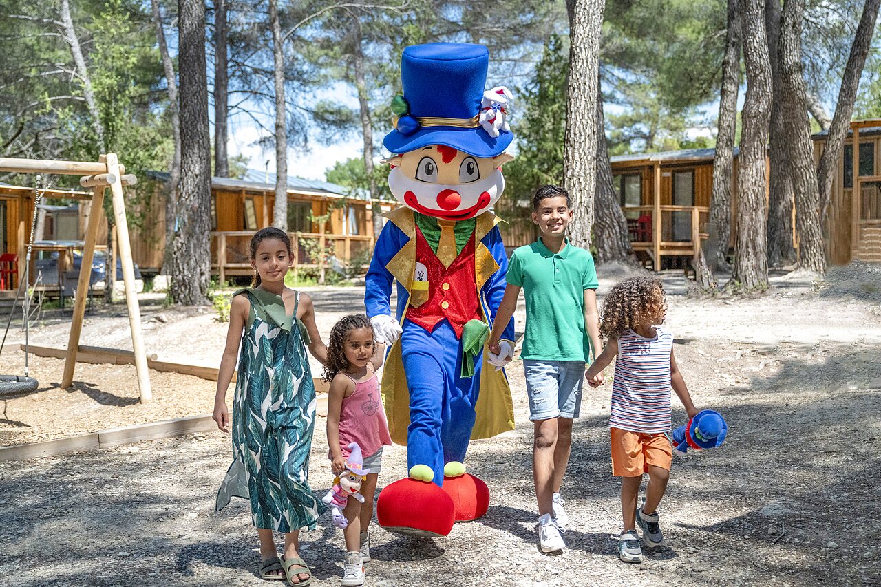 Mascotte Capfun et enfants souriants au camping CAPFUN Pin�des du Luberon � PERTUIS.