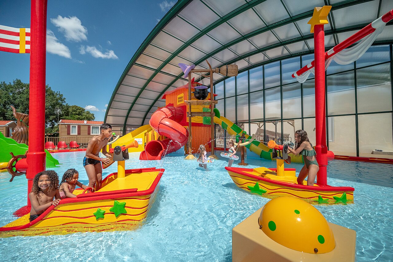 Piscine couverte, toboggans et jeux d'eau pour enfants au CAPFUN Pin�des du Luberon (84).