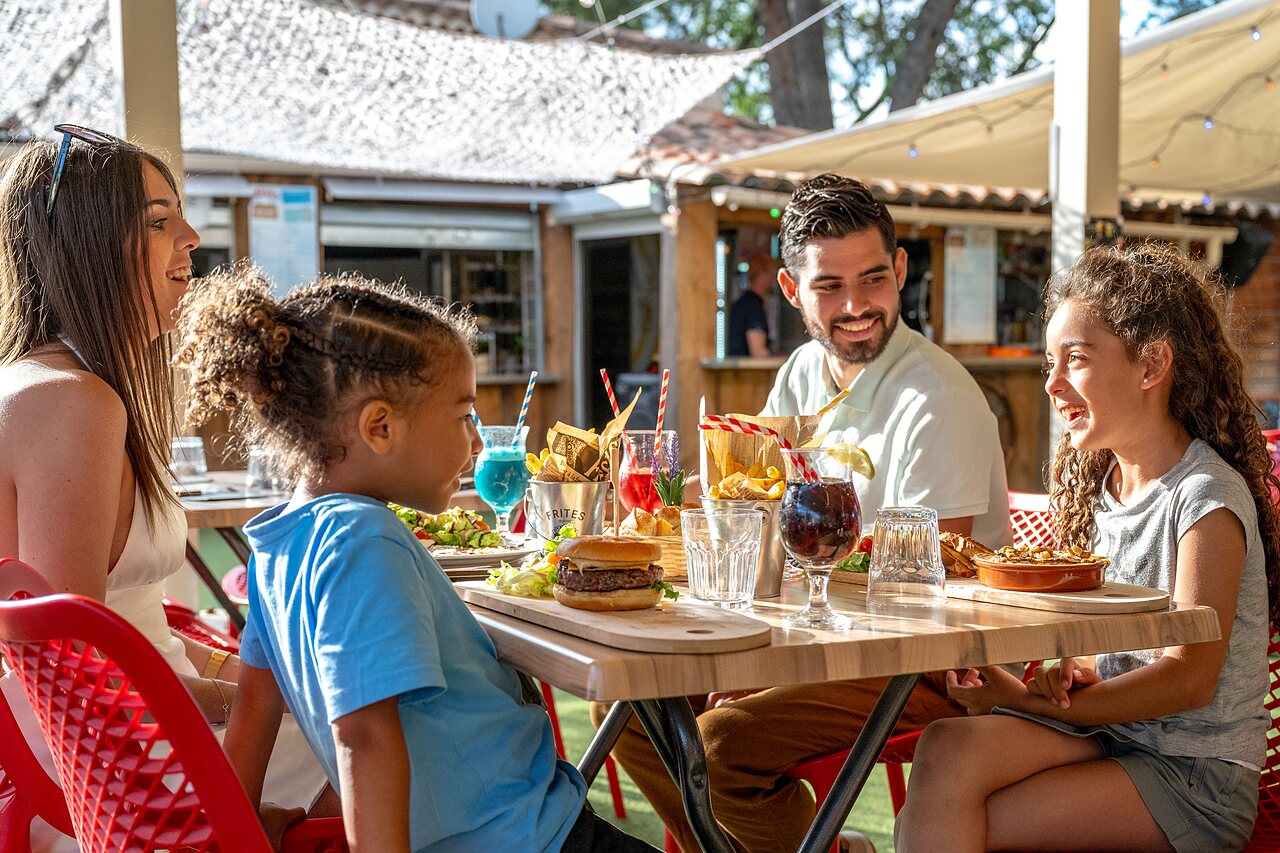 Famille souriante d�jeunant au restaurant du camping CAPFUN Pin�des du Luberon � PERTUIS (84).