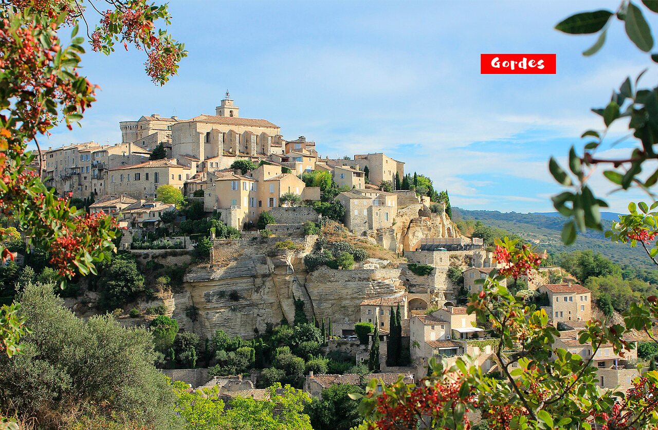 Village perch� de Gordes, joyau du Luberon, � visiter pr�s du camping.