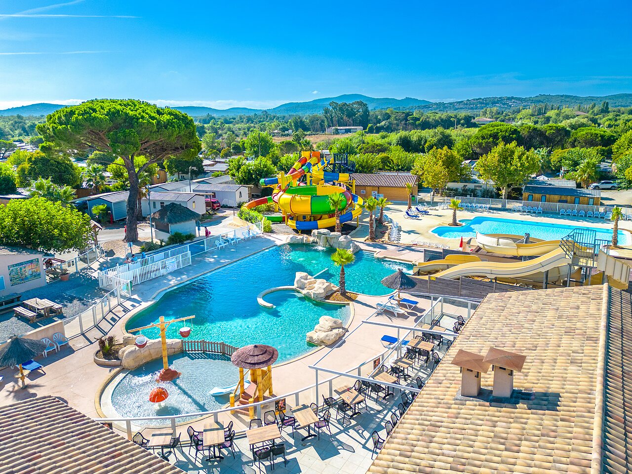 Toboggans g�ants et piscines ext�rieures au camping CAPFUN La Pin�de de Grimaud (83).