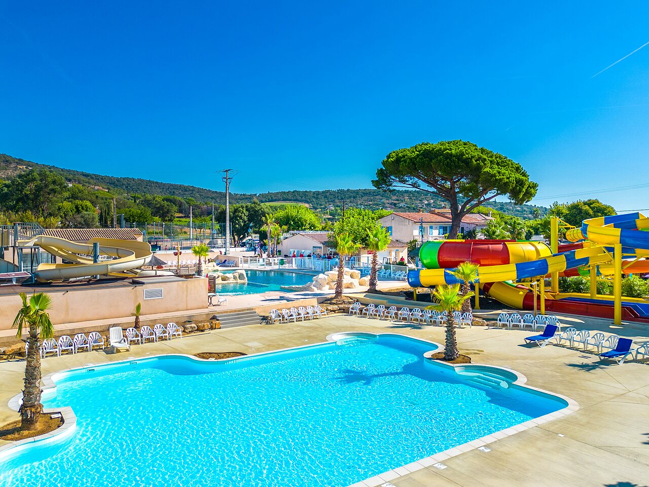 Piscines ext�rieures, toboggans aquatiques au camping CAPFUN La Pin�de de Grimaud (83).