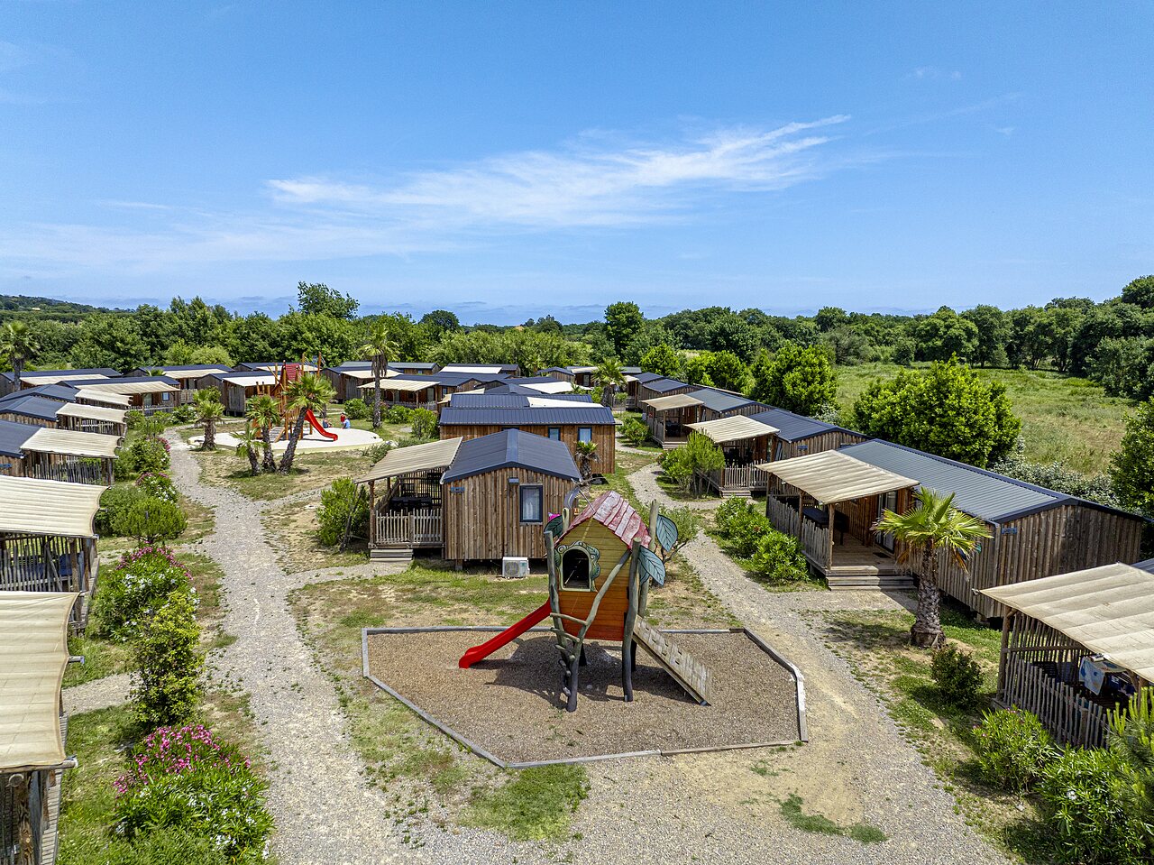Mobil-homes en bois et aires de jeux enfants au camping CAPFUN La Pin�de de Grimaud � Grimaud (83).