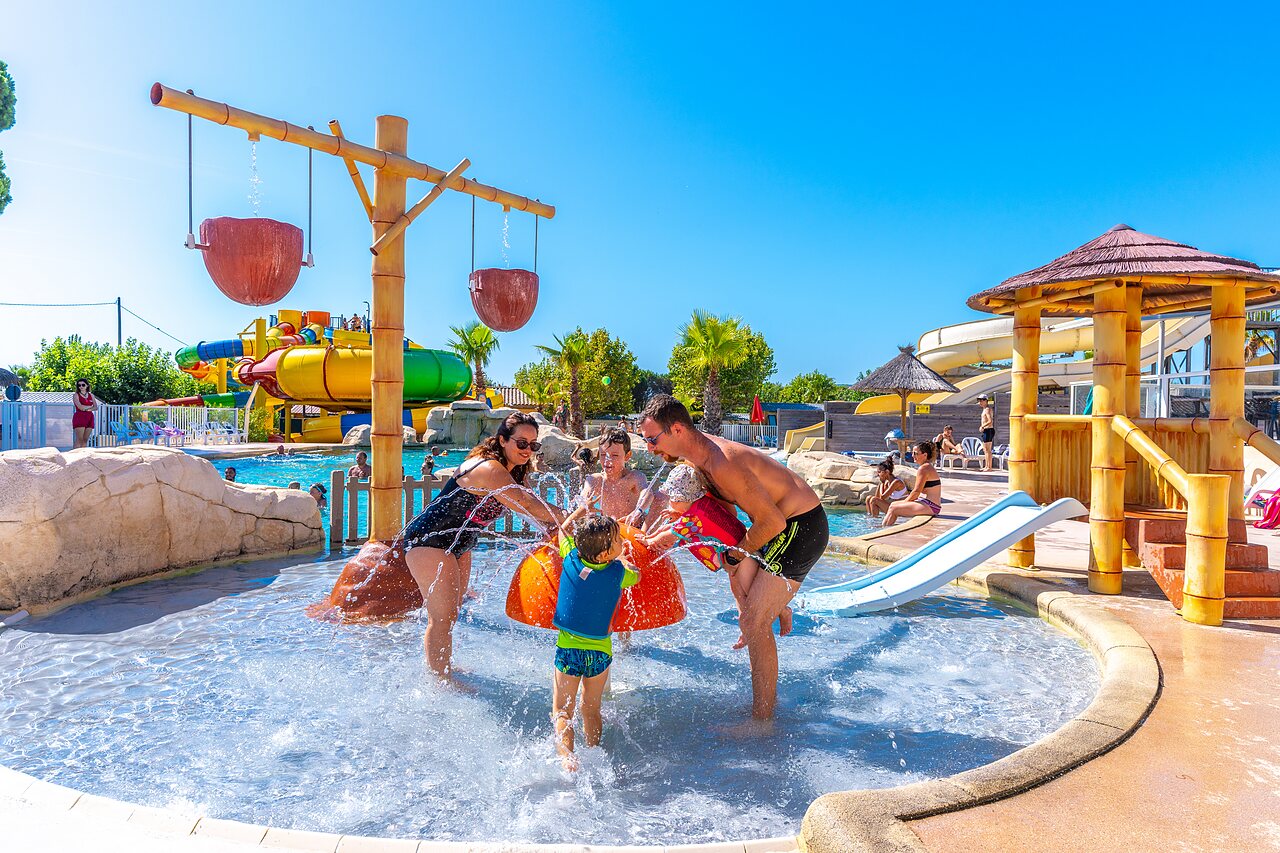 Famille s'amusant dans l'espace aquatique du camping CAPFUN La Pin�de de Grimaud.