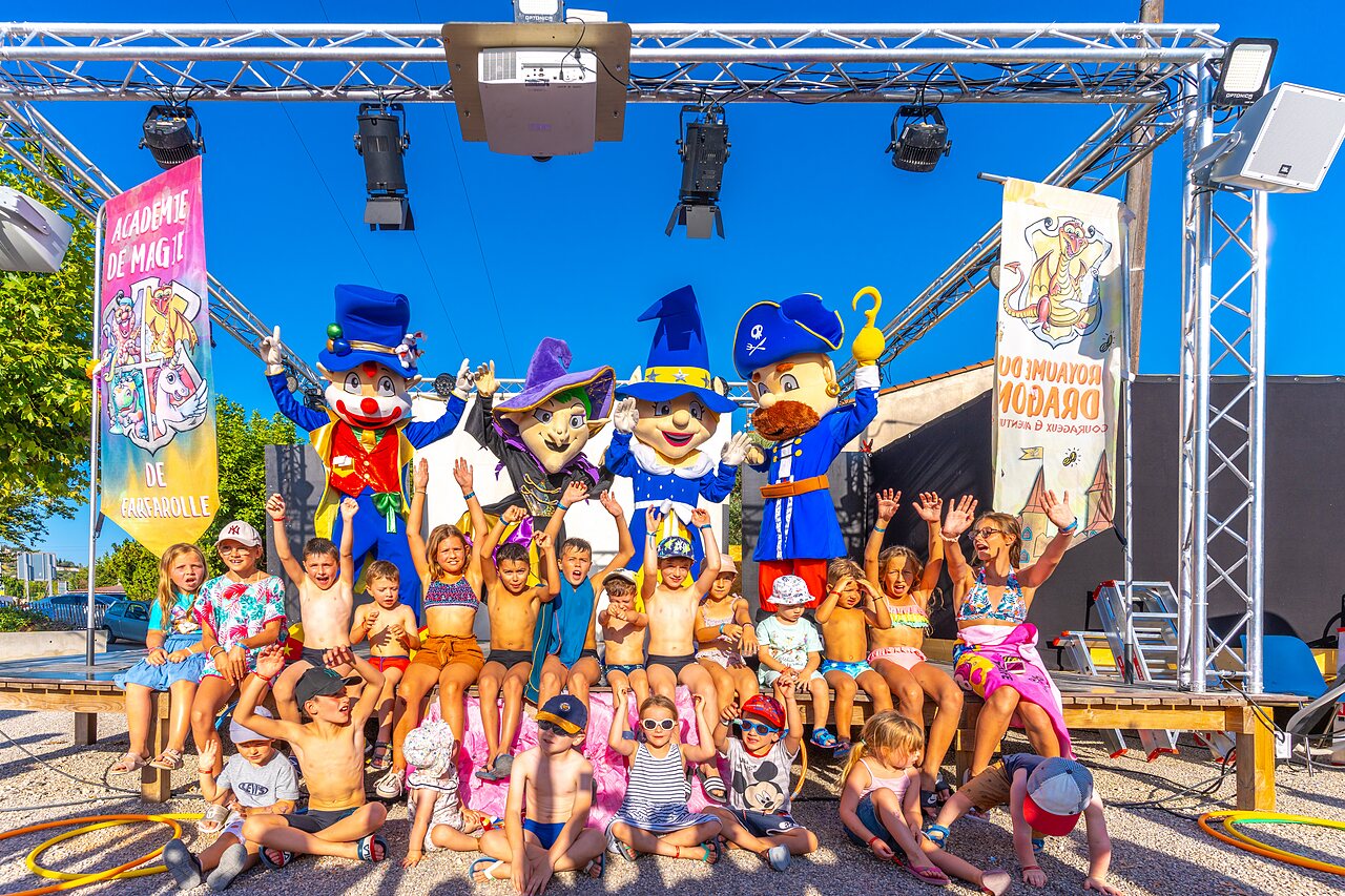Animation enfants avec mascottes sur sc�ne au camping CAPFUN La Pin�de de Grimaud.