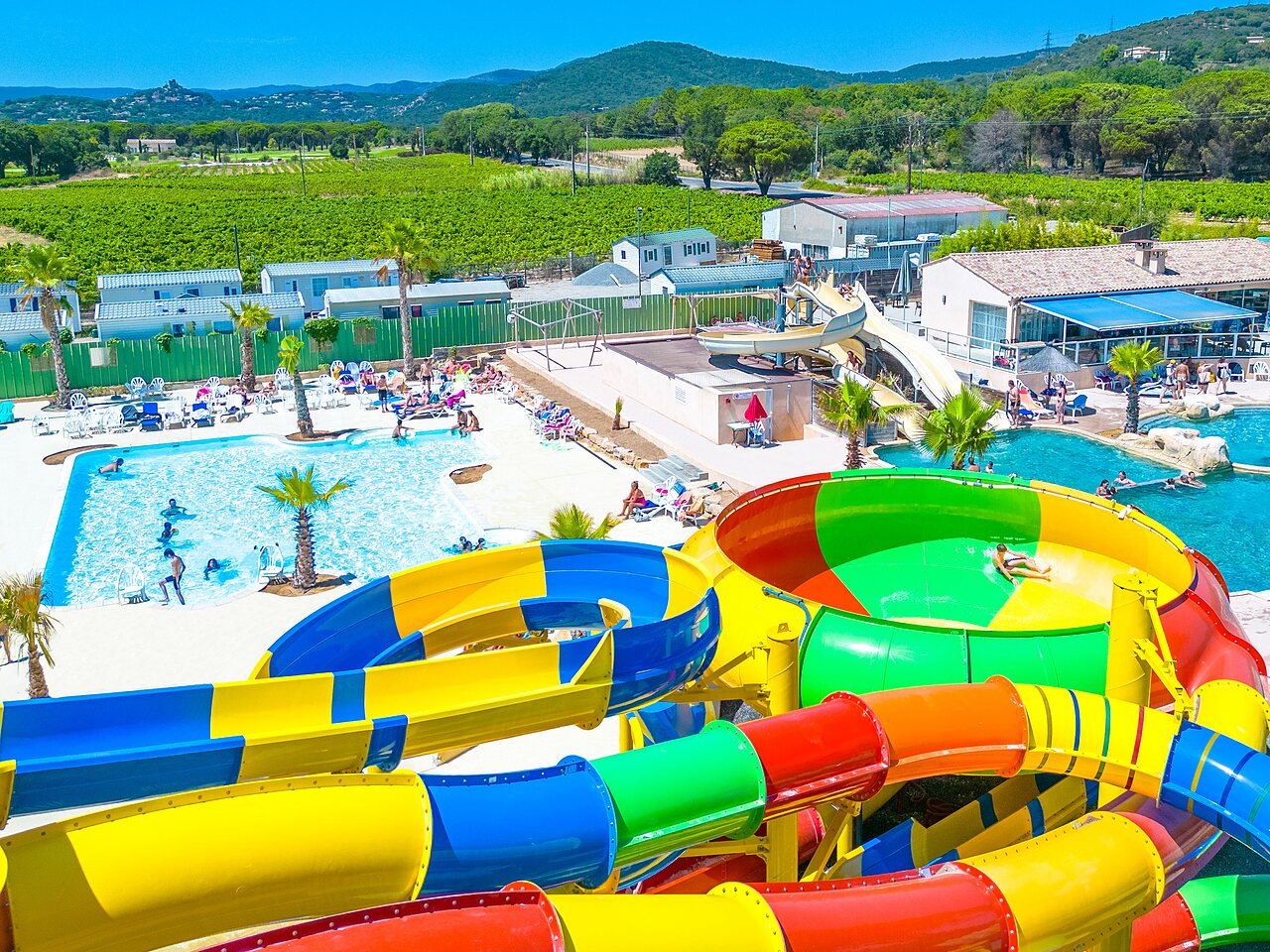Parc aquatique, toboggans et piscines au camping CAPFUN La Pin�de de Grimaud.
