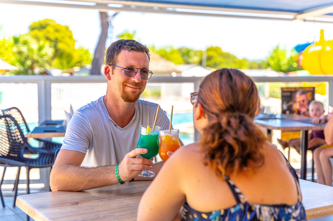 Couple d�gustant cocktails au bar du camping CAPFUN La Pin�de de Grimaud.