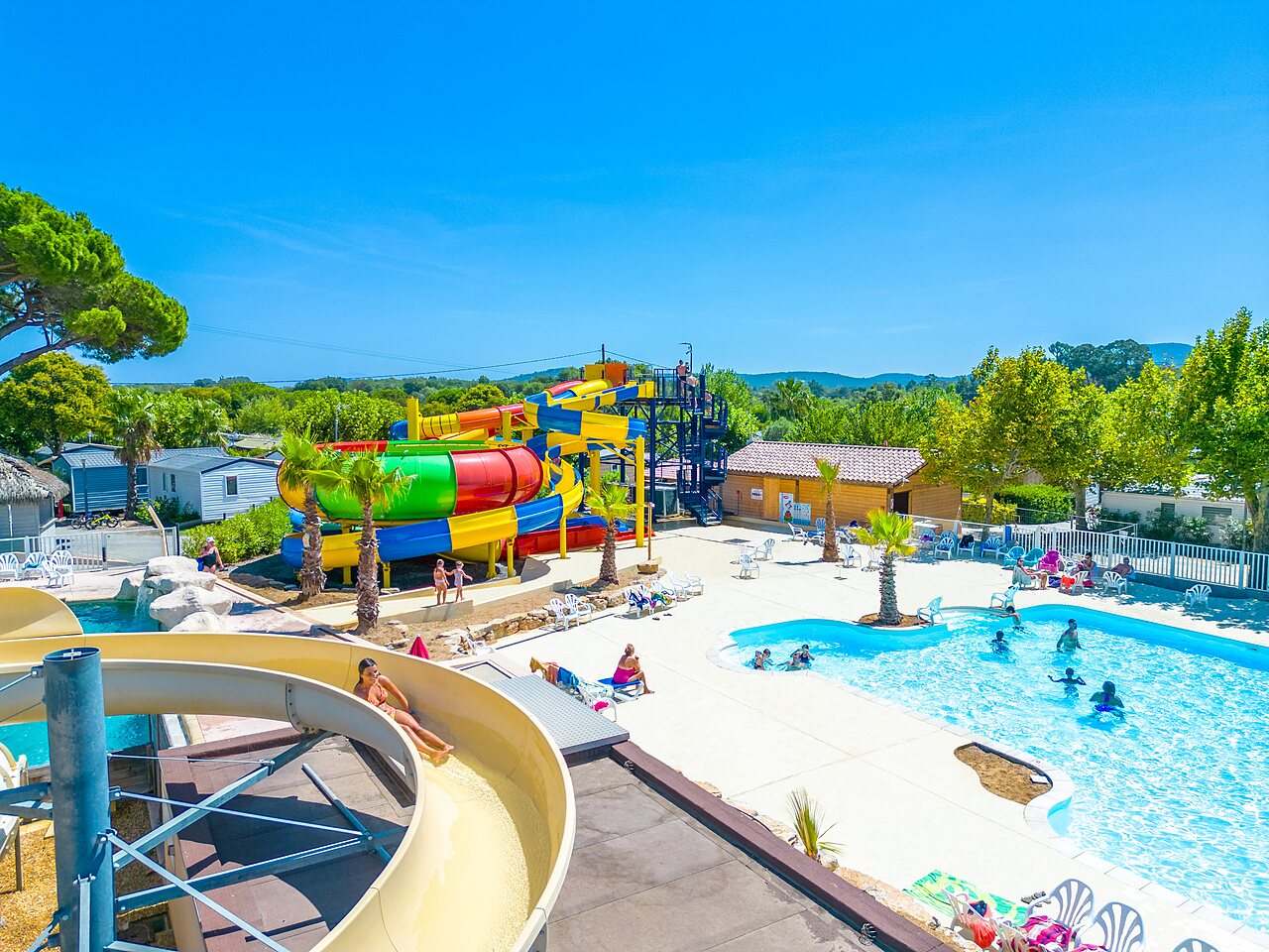 Toboggans aquatiques color�s et piscine ext�rieure anim�e au camping CAPFUN La Pin�de de Grimaud (83).