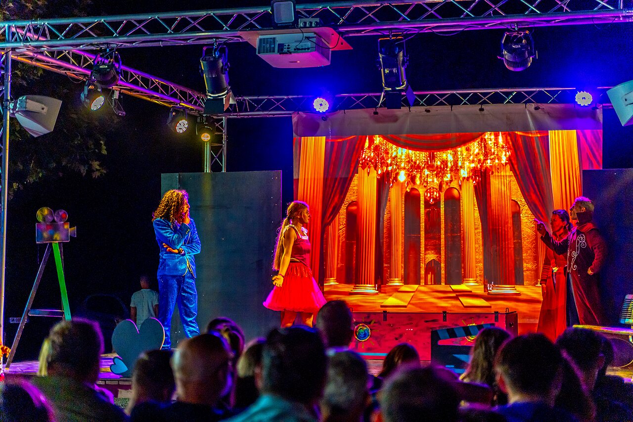 Spectacle de soir�e anim� sur sc�ne au camping CAPFUN La Pin�de de Grimaud (83).