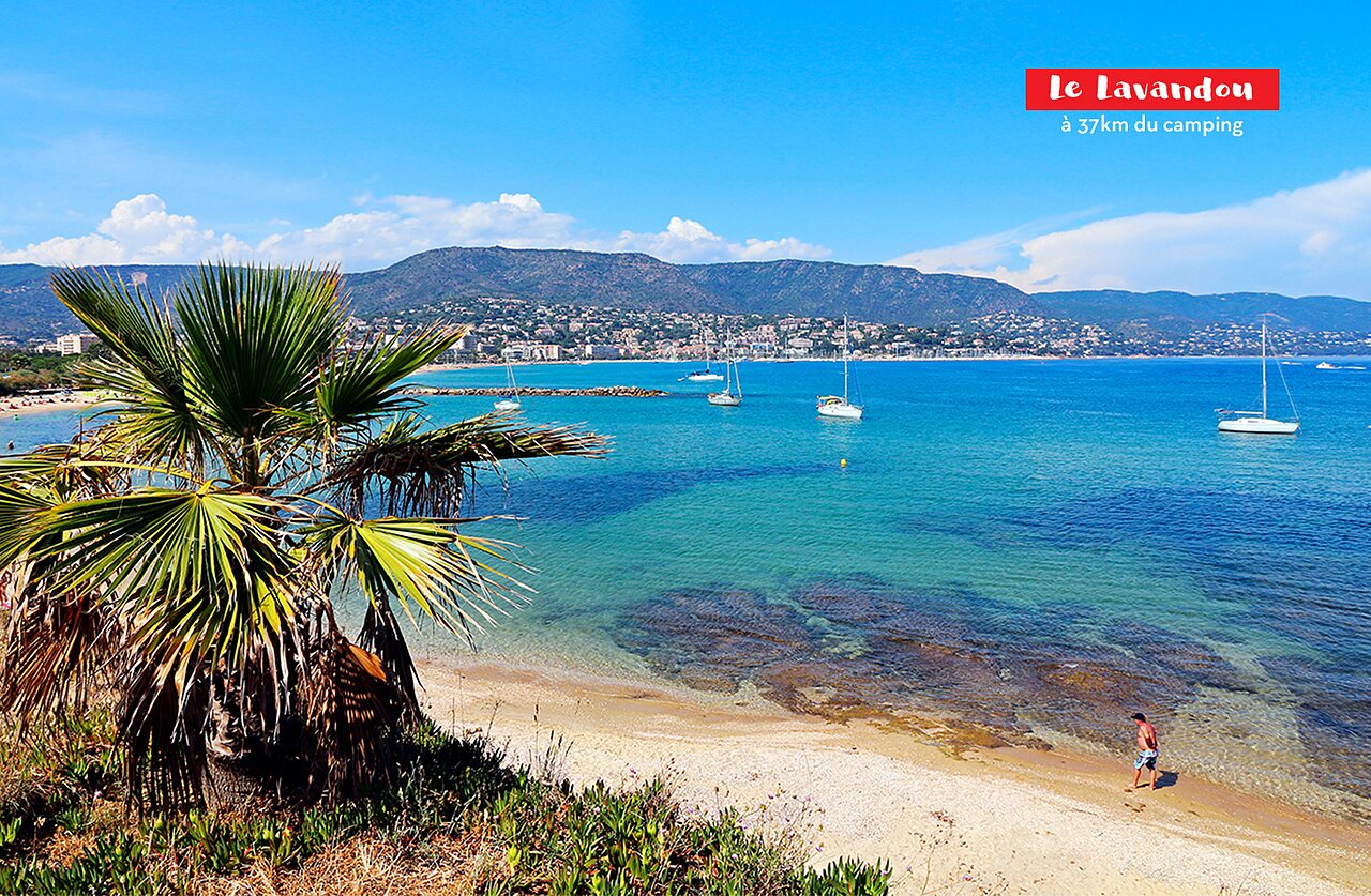 Plage de sable fin et mer turquoise au Lavandou, destination proche du camping.